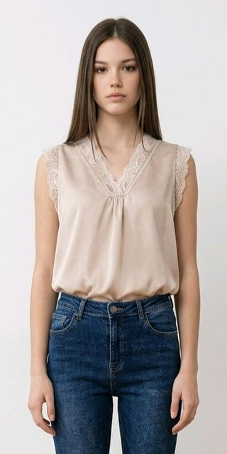 Top med v-hals og blonde detalje Pink