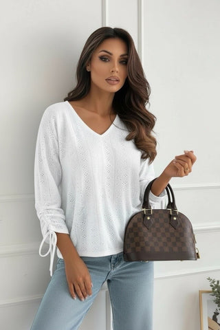 Bluse med huller, V-hals og rynkeærmer